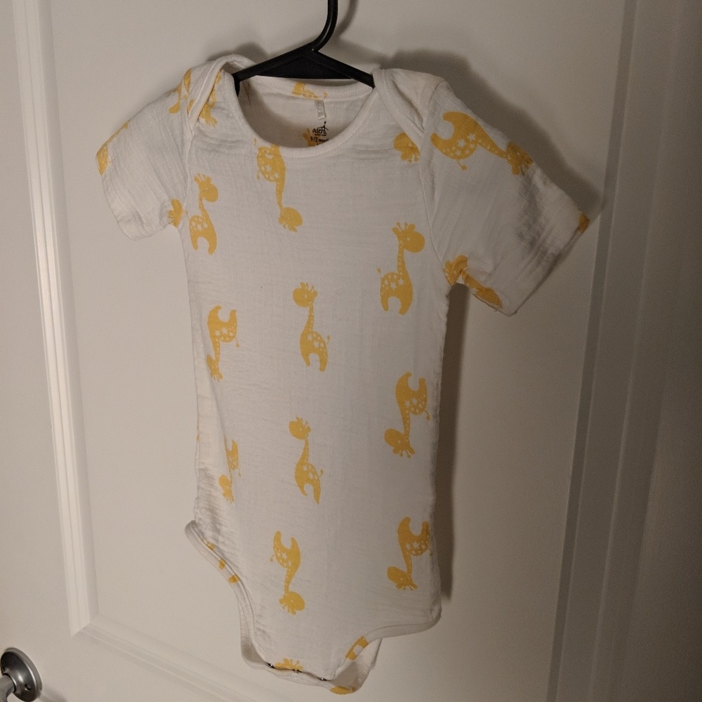 NWOT Aden & Anais giraffe s/s onsie